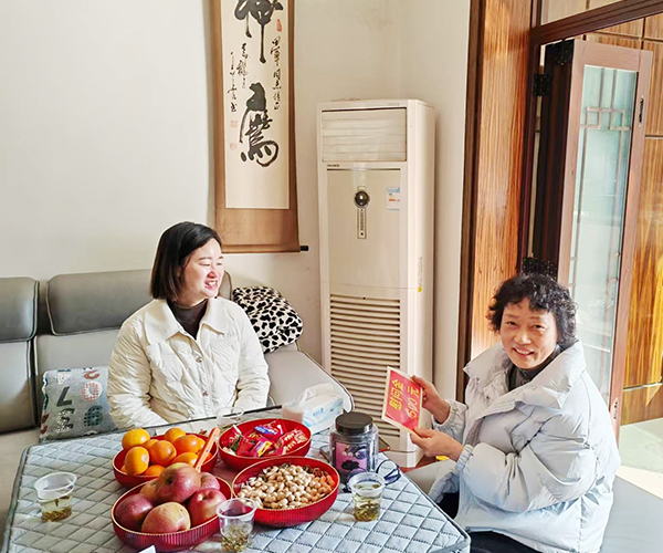 心系退休老同志 新春慰问情意浓